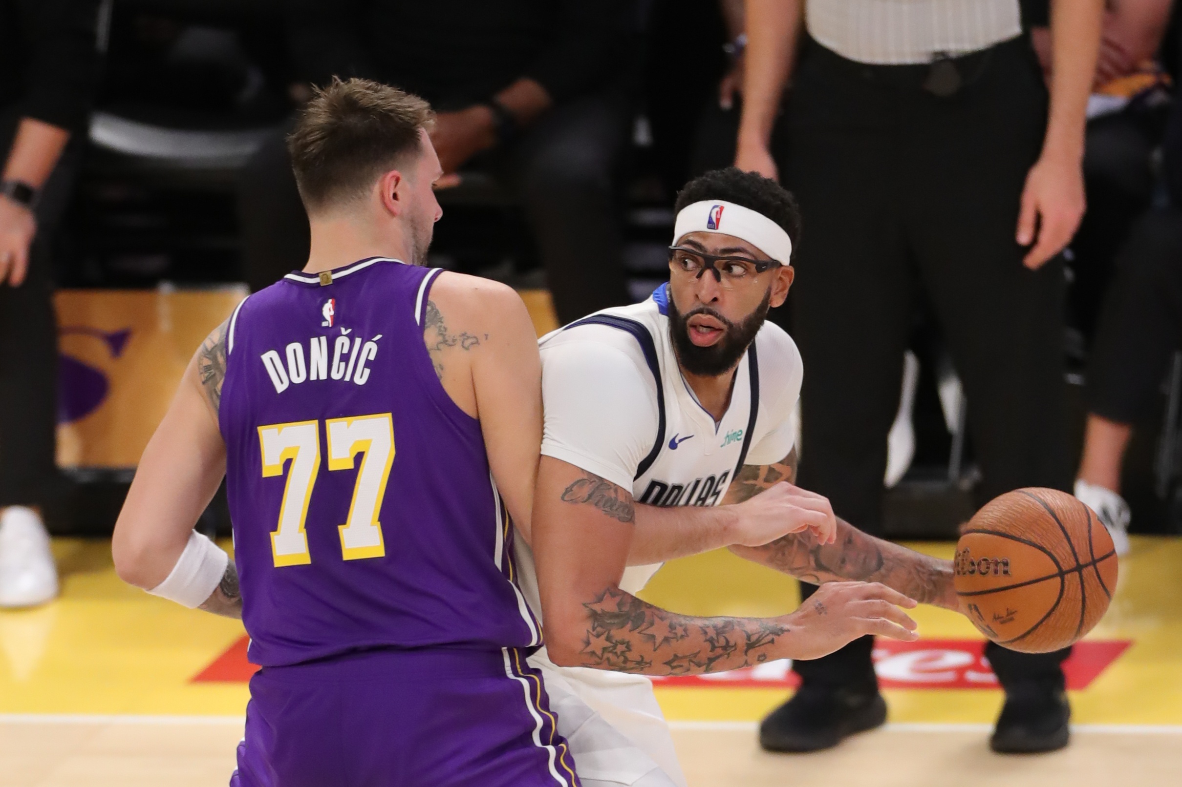 网记：交易掉东契奇是担忧他的长期可靠性 却换回了伤病梦魇浓眉