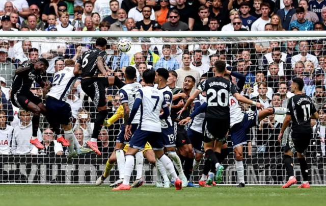 九游体育APP下载-定位球之王统治北伦敦！枪手残阵无碍德比客场三杀