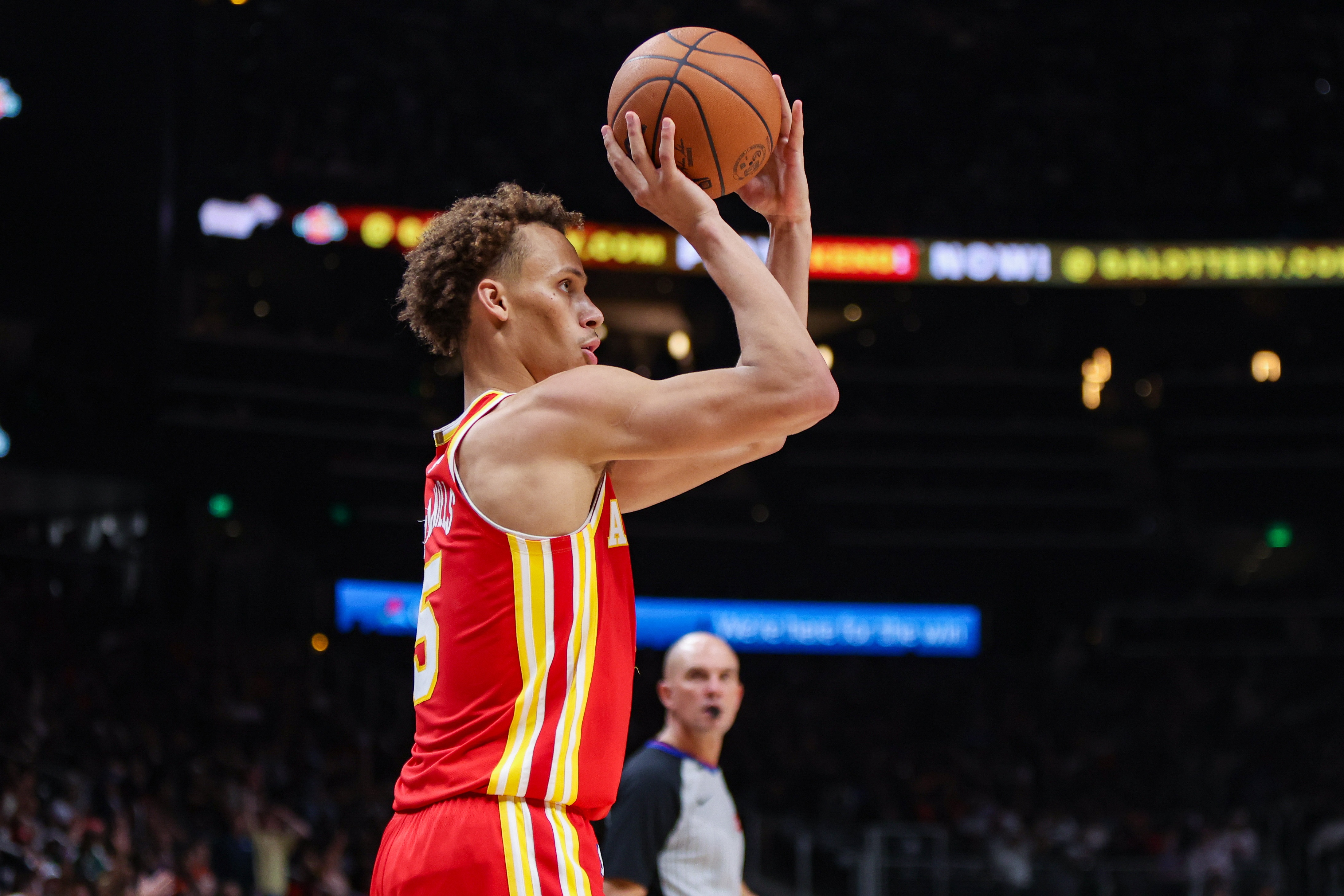 有点慌！老鹰连续冲击内线得手追到11分 雷迪克紧急叫停