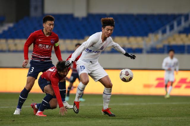 九游体育-【中超】杨旭头球中框赵明剑失良机 重庆0比0申花